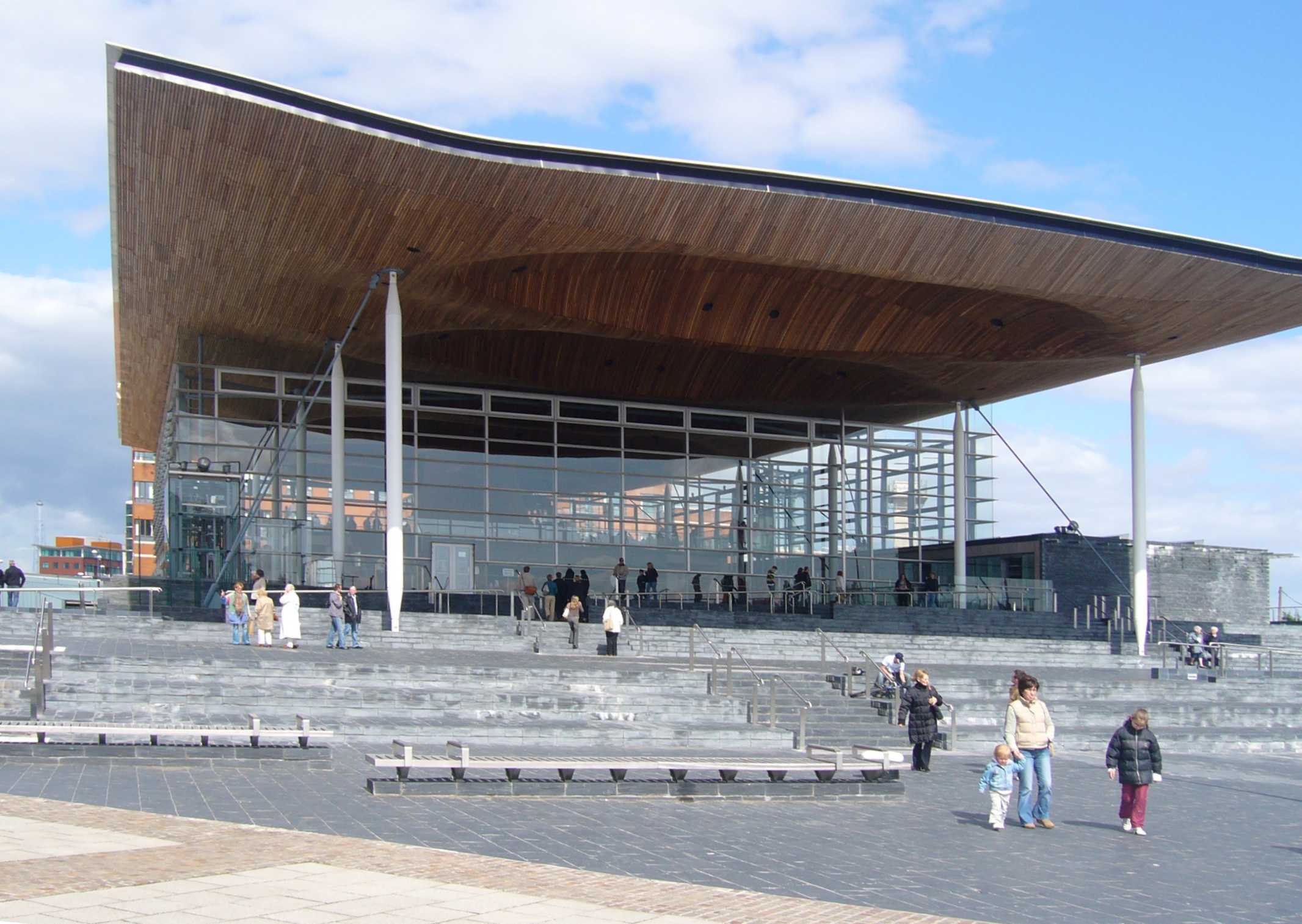 ساختمان Senedd، طراحی شده توسط ریچارد راجرز، در روز سنت دیوید 2006 افتتاح شد.